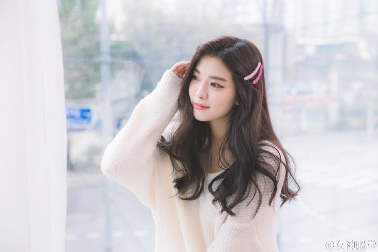 成都高温持续 民众进入防空洞纳凉